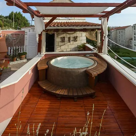 House Dina With Jacuzzi Vakantiehuis