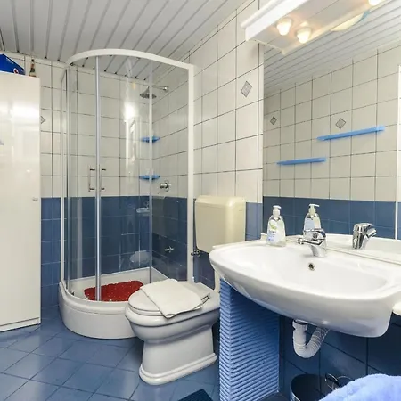 Vakantiehuis House Dina With Jacuzzi *
